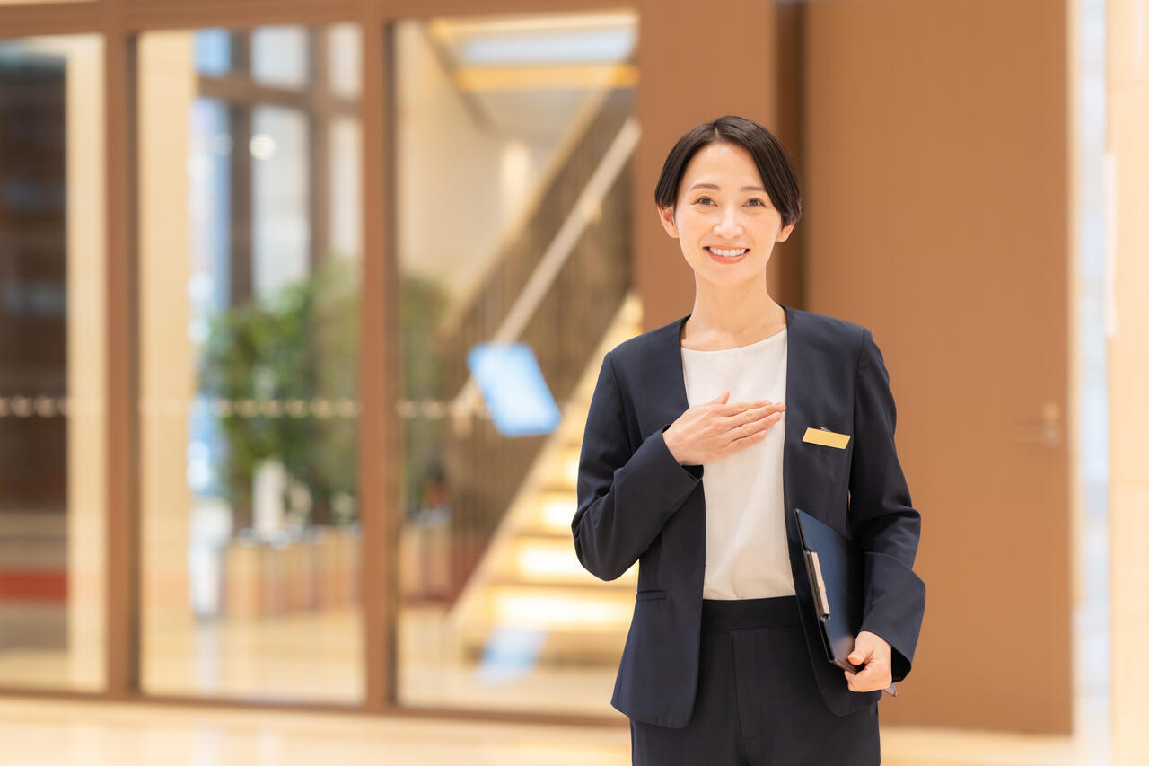 オフィスで働く人々