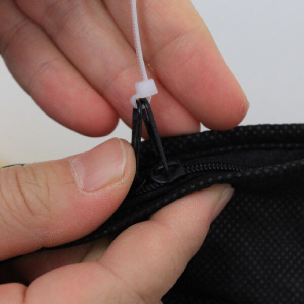 結束バンドでチャックを留める