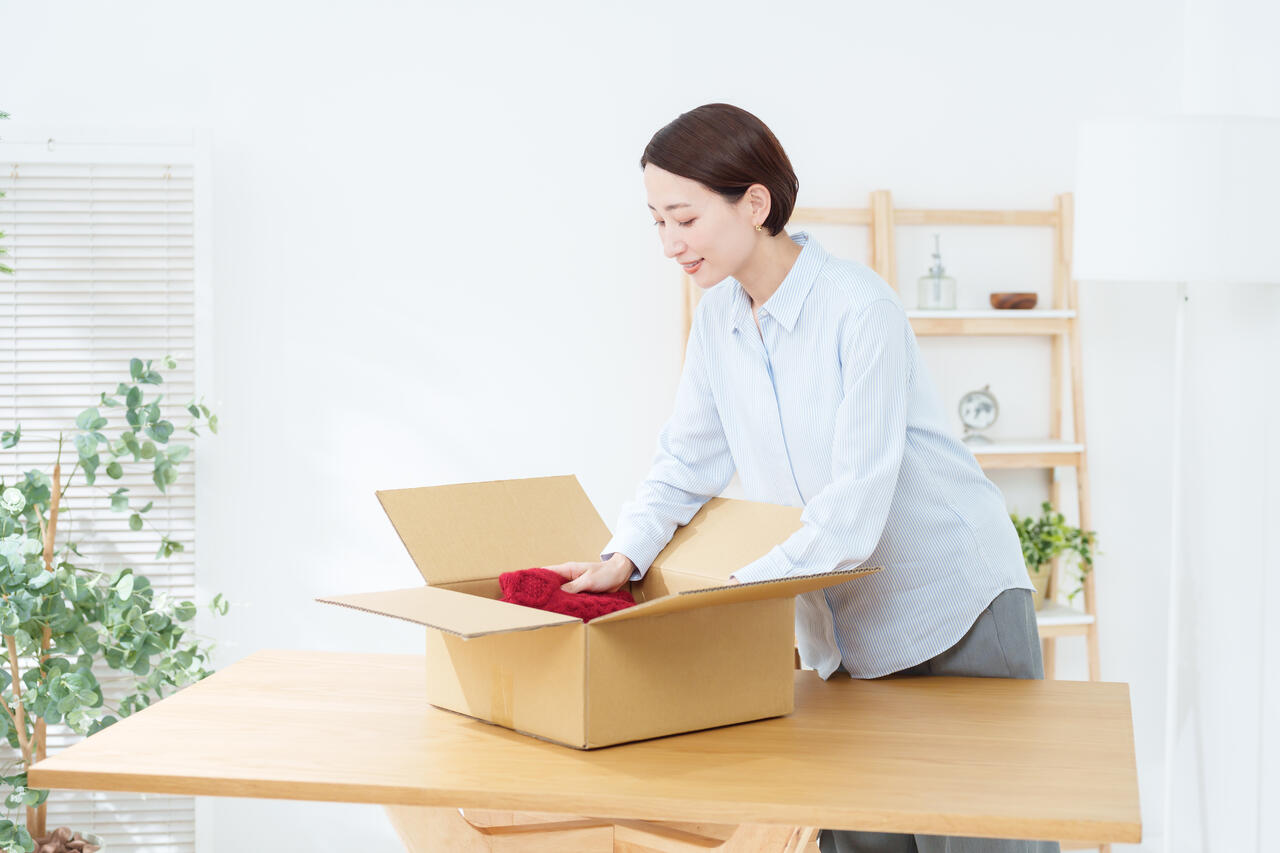 衣類を丁寧に梱包するイメージ