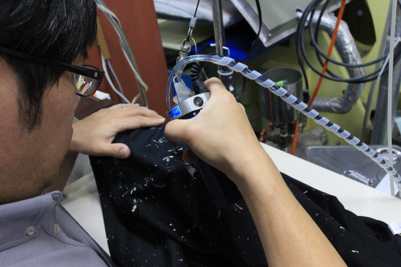 洗濯ハカセが科学的な知見でシミの原因を分析している