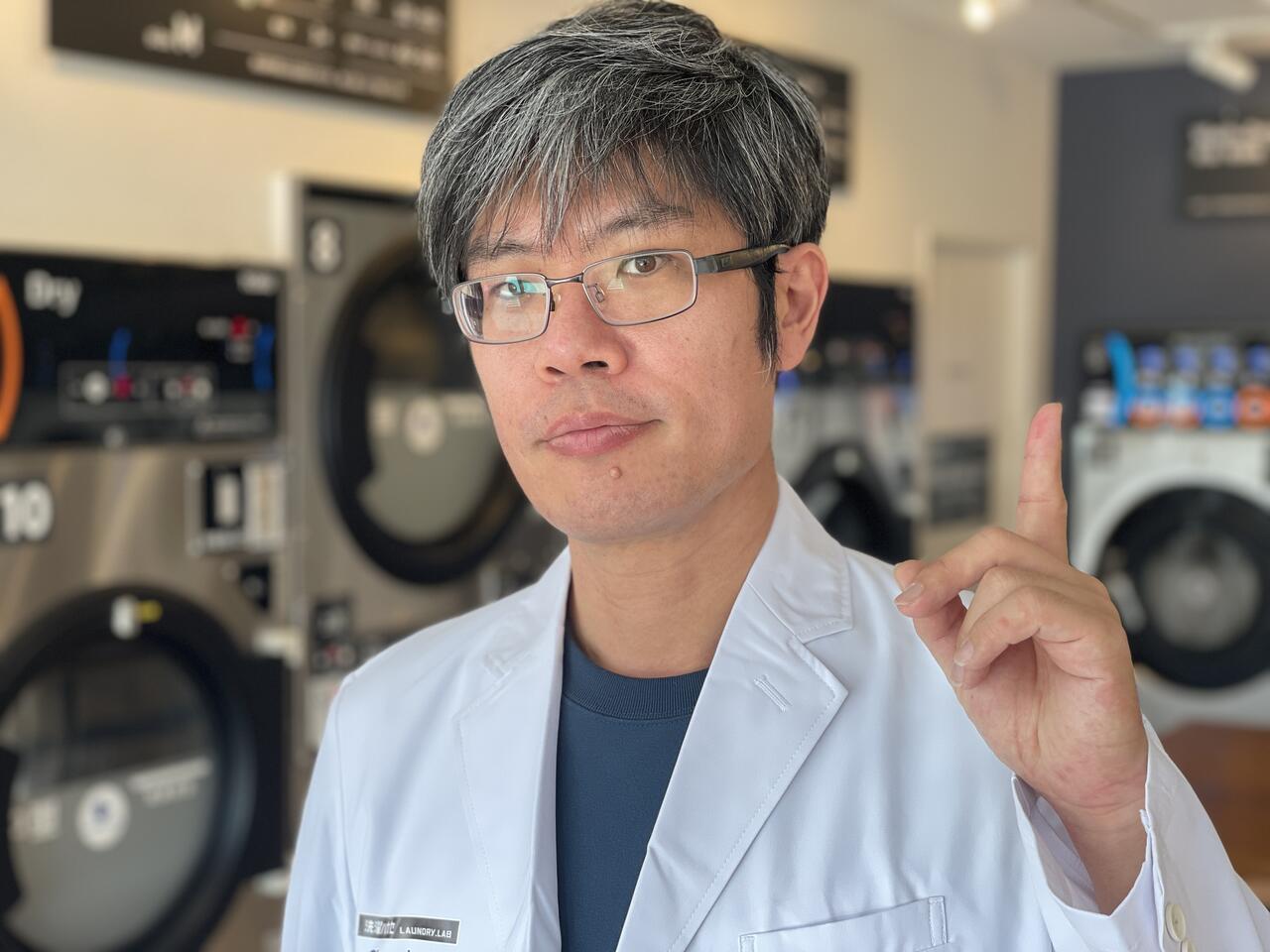 洗濯ハカセが科学的な知見でシミの原因を分析している