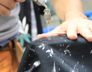 職人の手と科学的な道具が融合したイメージ