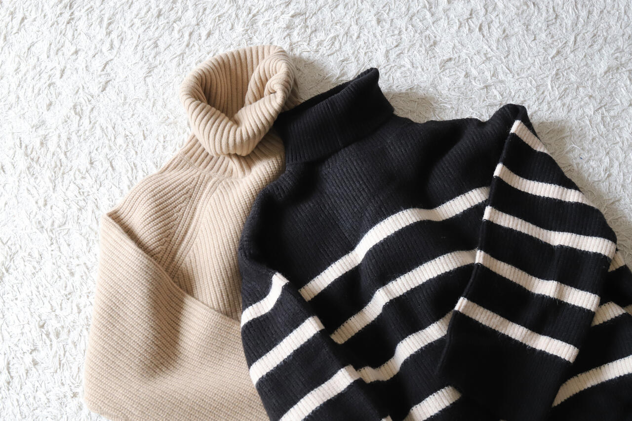 高級感のある保管庫に整然と並べられた衣類