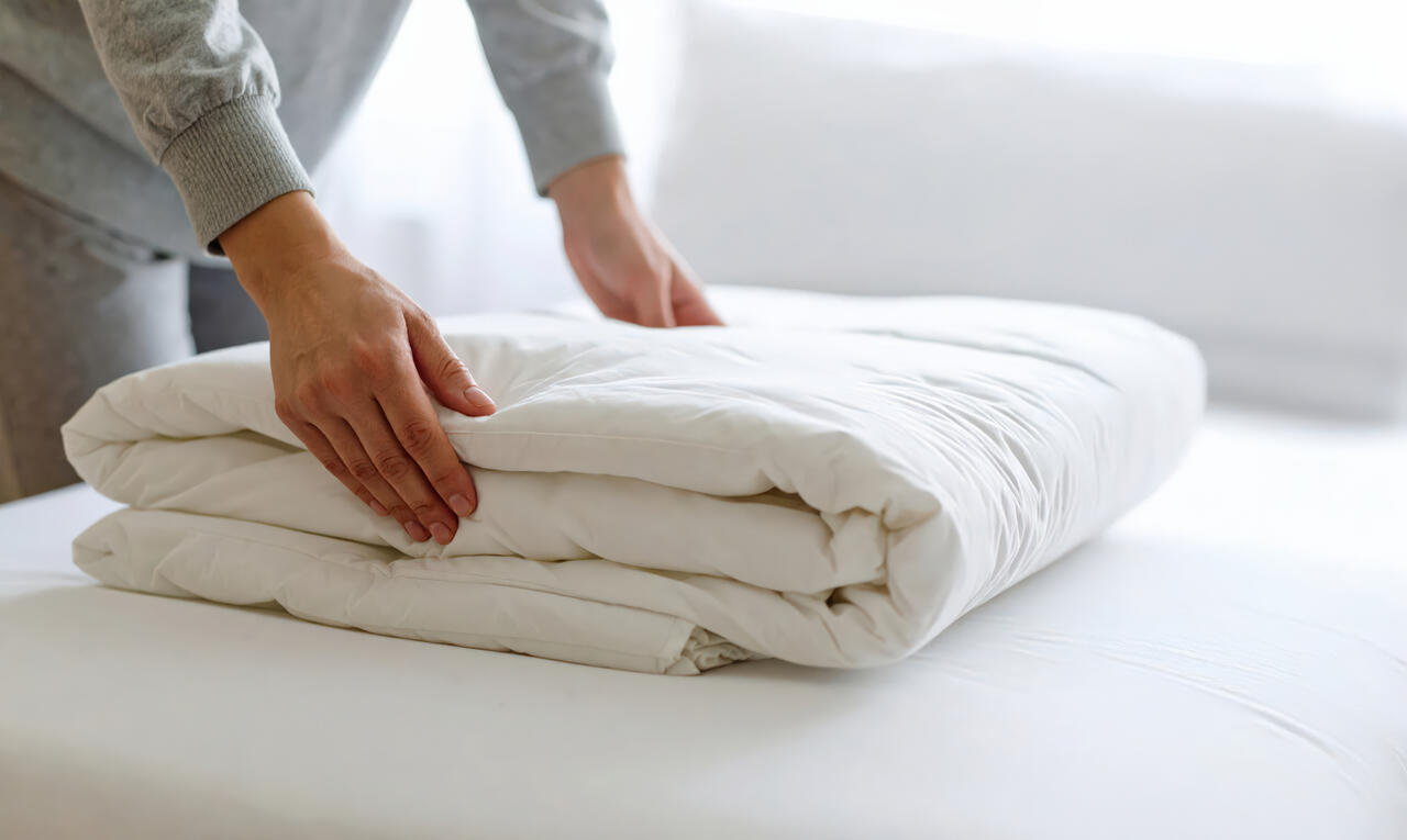 清潔でふっくらとした布団が並ぶ安らぎの空間